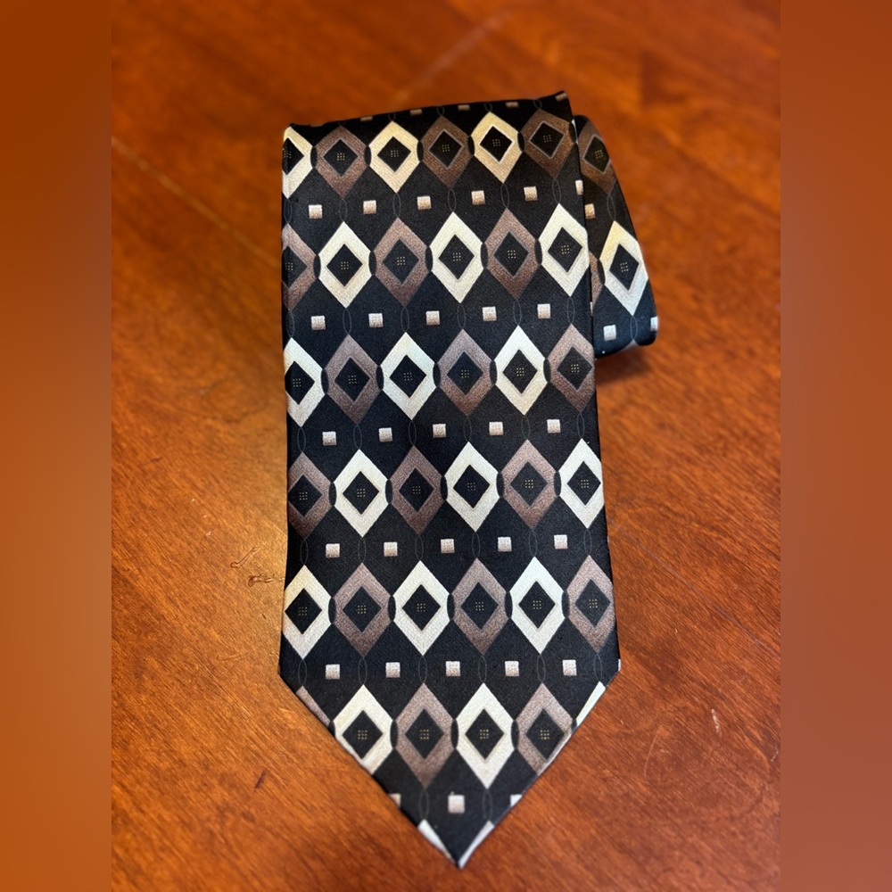 Harve Benard Diamond Pattern 💯silk Tie in Black and Cream